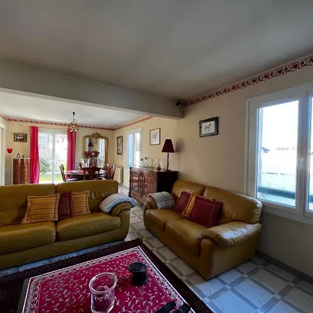 Belle Avec Piscine, Proche Et Centre De - Fr-1-239-718 *