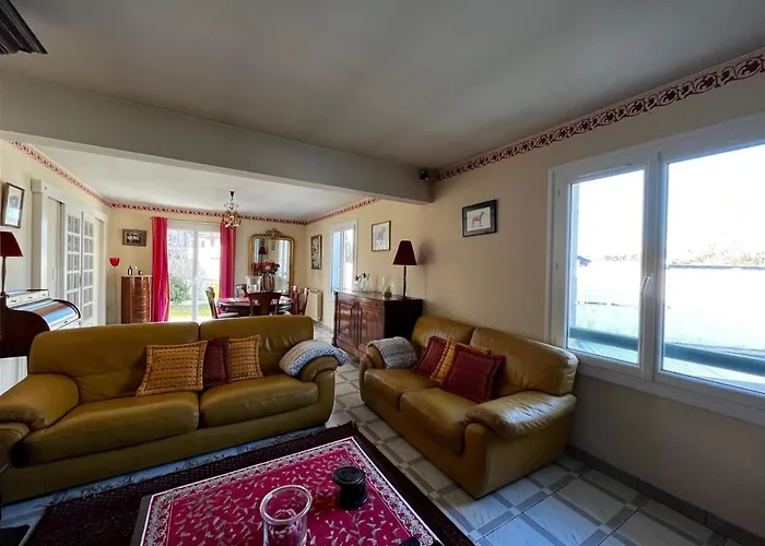 Belle Avec Piscine, Proche Et Centre De - Fr-1-239-718 *